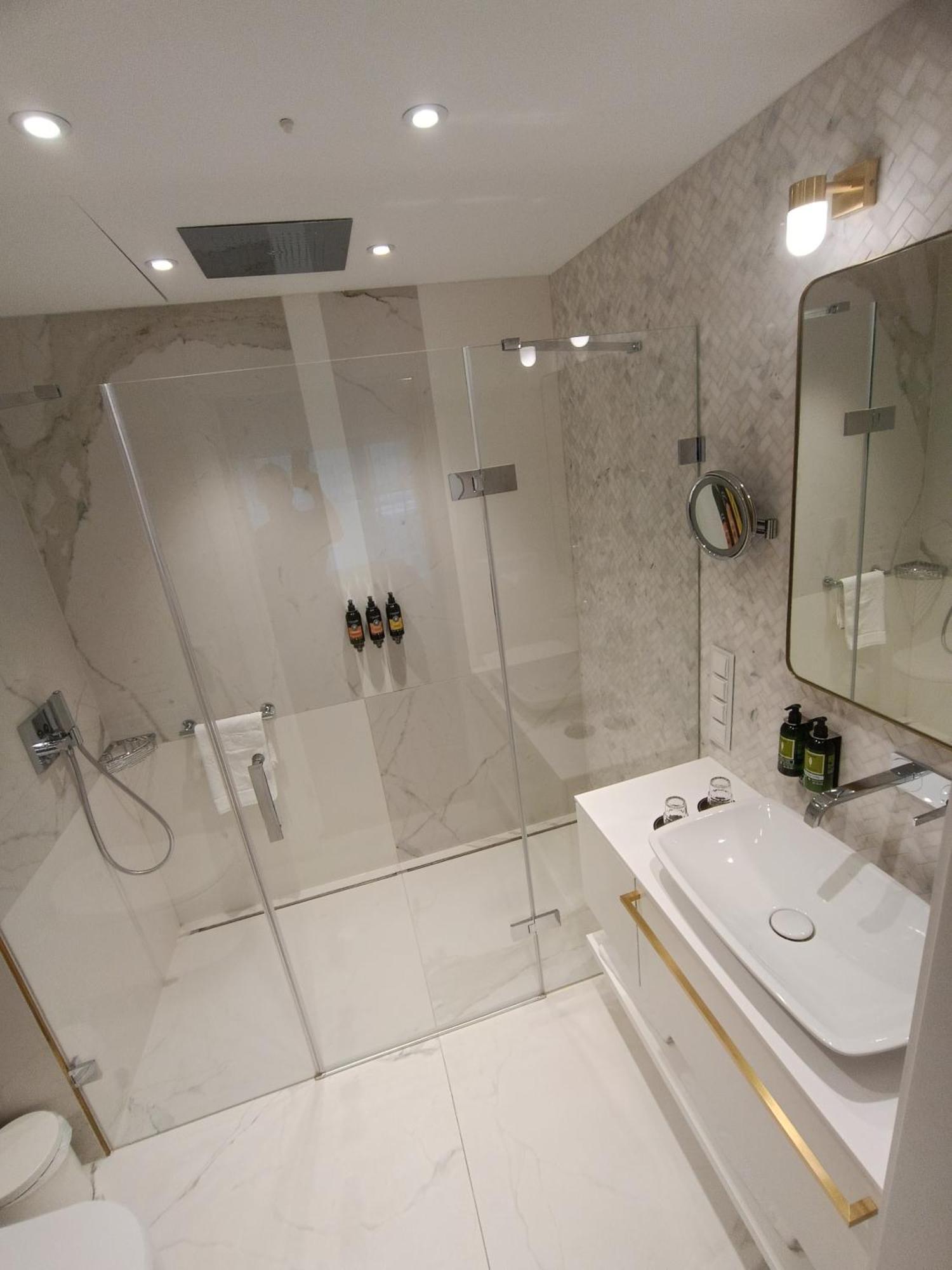 Hotel Ferreus Modern Art Deco Krakow Exterior photo A shower enclosure